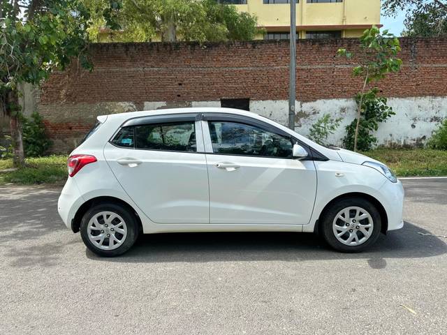 https://images10.gaadi.com/usedcar_image/4106520/original/c2f9d31493511b2cd81c66d4af606259.jpg?imwidth=6401