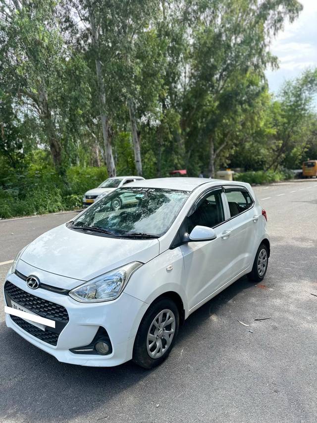 https://images10.gaadi.com/usedcar_image/4106520/original/processed_514af383ae34bd6770615ddebc9310d0.jpg?imwidth=6400