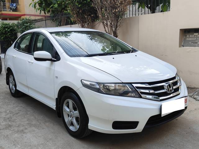 https://images10.gaadi.com/usedcar_image/4106978/original/processed_68536e5751ff584c975bf65986d29da7.jpg?imwidth=6400