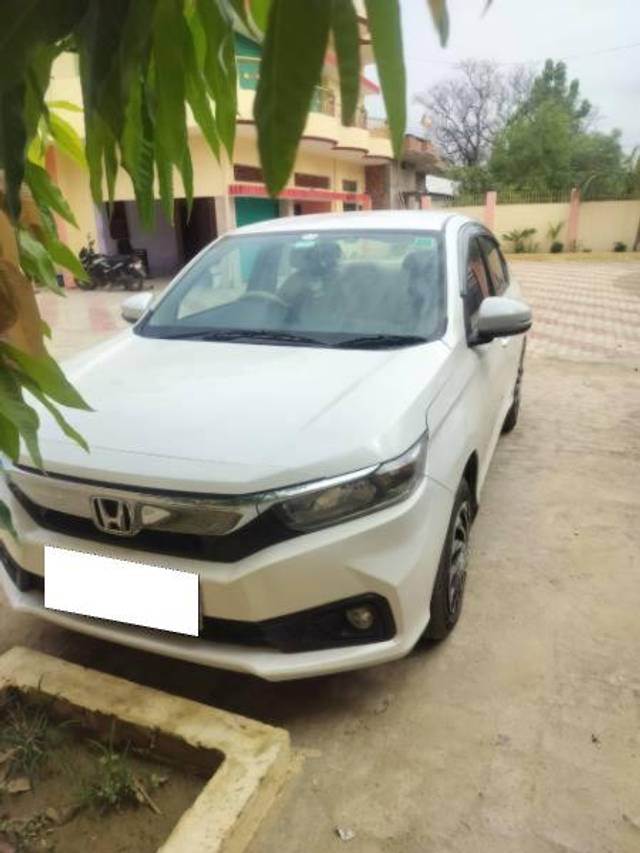 https://images10.gaadi.com/usedcar_image/4107004/original/processed_823364cf-a174-4bb0-ade2-4496e886aa19.jpg?imwidth=6402