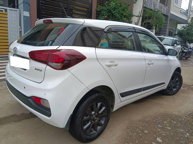 https://images10.gaadi.com/usedcar_image/4107628/original/processed_65ba1f3bf68f1f414bc320e74a9d0e92.jpg?imwidth=6400