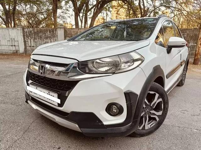 https://images10.gaadi.com/usedcar_image/4108193/original/processed_130868347b9978f8b4c5de7db95bb0d7.jpg?imwidth=6402