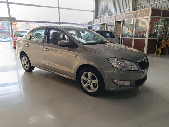 https://images10.gaadi.com/usedcar_image/4108504/original/processed_61eac1bf4f80d4d3137a1076fffb75ea.jpg?imwidth=6400