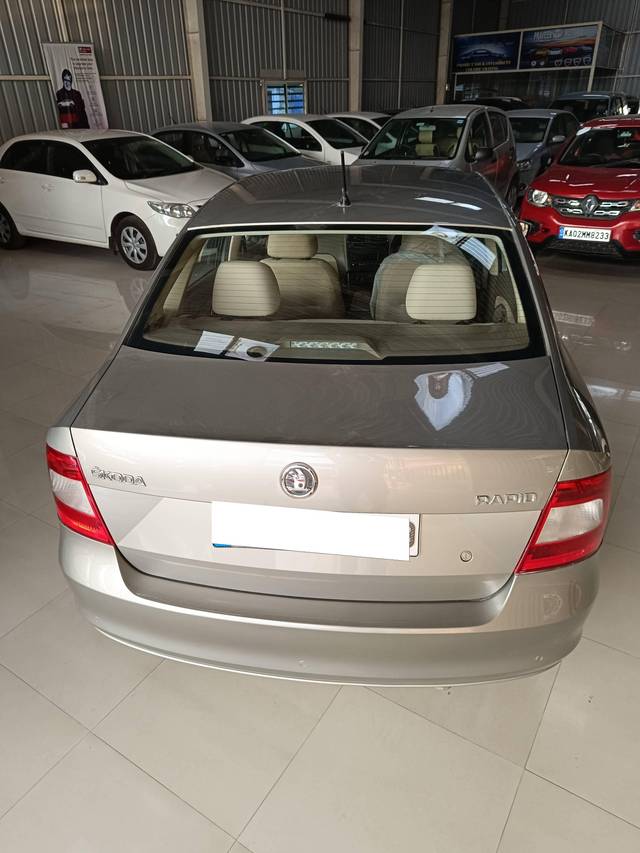 https://images10.gaadi.com/usedcar_image/4108504/original/processed_6e09726839528be1d212449404f3e45d.jpg?imwidth=6401