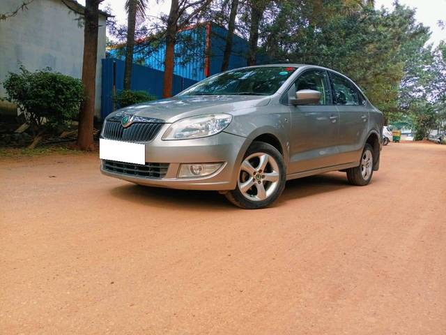 https://images10.gaadi.com/usedcar_image/4108517/original/processed_4c3977365929e32f0556fe6995bd3b13.jpg?imwidth=6400