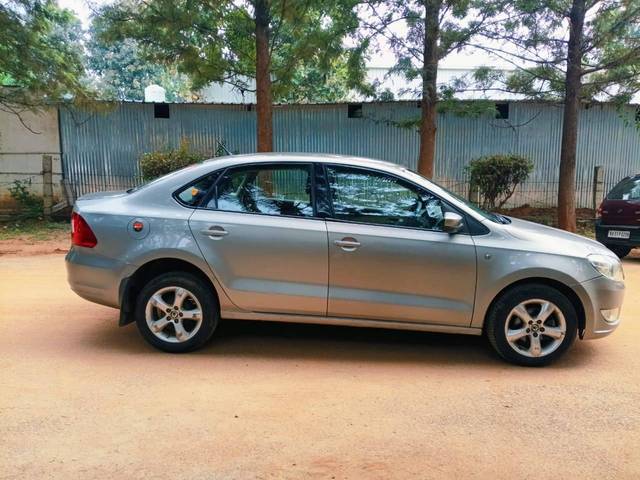 https://images10.gaadi.com/usedcar_image/4108517/original/processed_5b086e0113d792a9e44af6fc760bd6c7.jpg?imwidth=6401