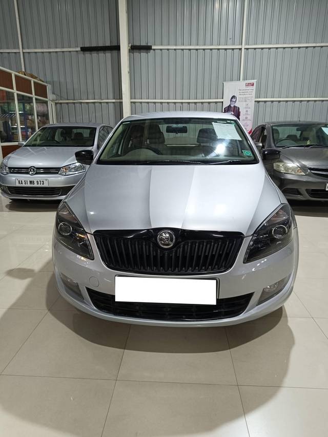 https://images10.gaadi.com/usedcar_image/4108537/original/processed_d878e543f89a61f5069e00c1ef787068.jpg?imwidth=6402