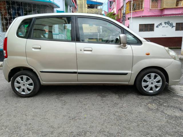 https://images10.gaadi.com/usedcar_image/4108708/original/processed_fdd9c6b84eedf08dd678e70251dd0983.jpg?imwidth=6401