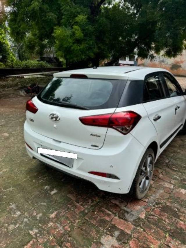 https://images10.gaadi.com/usedcar_image/4109839/original/processed_4fe2b4d1-353b-4c15-b079-dfb2fb24aefd.jpeg?imwidth=6402