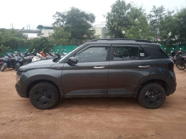 https://images10.gaadi.com/usedcar_image/4110026/original/e51f8f5fe3ab3a25ec75bead48928028.jpg?imwidth=6402