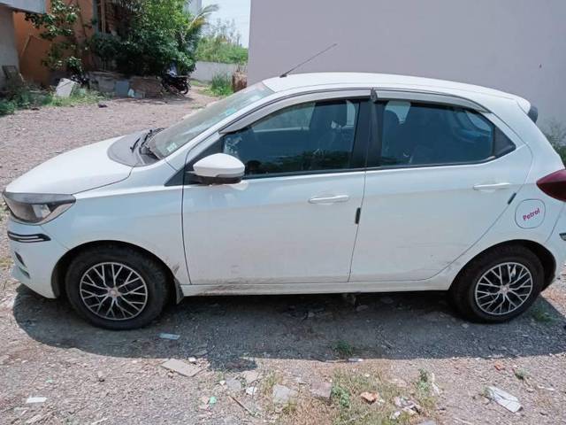 https://images10.gaadi.com/usedcar_image/4110608/original/processed_32b4bd86-5f17-434f-a174-6e5c46ceaedb.jpg?imwidth=6400