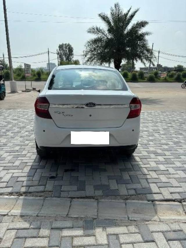 https://images10.gaadi.com/usedcar_image/4111062/original/processed_0fad44d8-8dbd-4946-b5f3-fc1270f7292a.jpeg?imwidth=6401