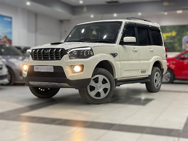 https://images10.gaadi.com/usedcar_image/4111247/original/406af66eebfb3595d0f2614139656944.jpg?imwidth=6402