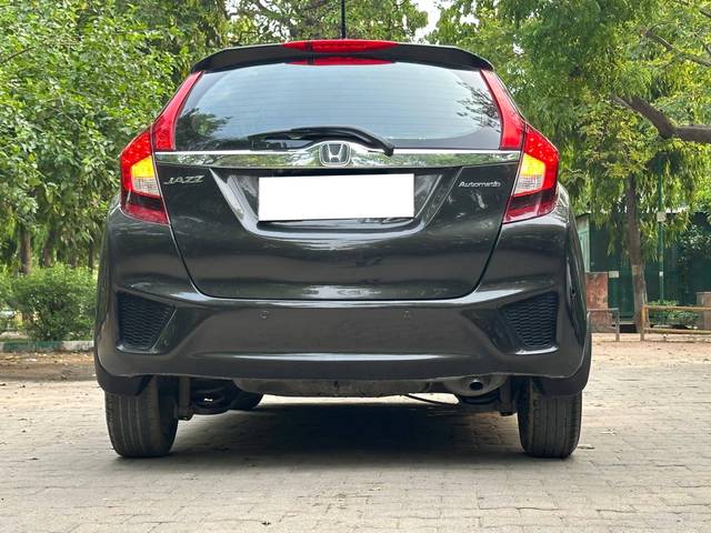 https://images10.gaadi.com/usedcar_image/4111358/original/processed_a1b3e6cc0143d1f6239435a84026c220.jpg?imwidth=6401