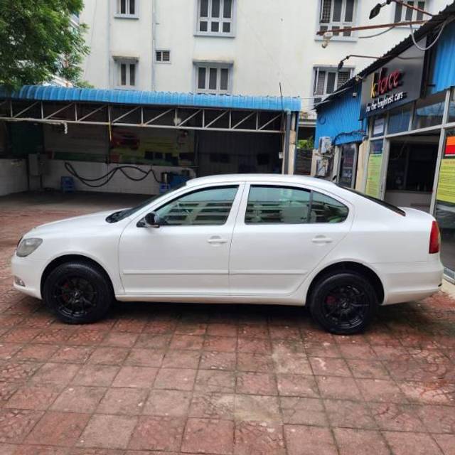 https://images10.gaadi.com/usedcar_image/4111692/original/processed_672861f8-52e5-4a4a-b0bb-e5bb2bbd9e88.jpg?imwidth=6400