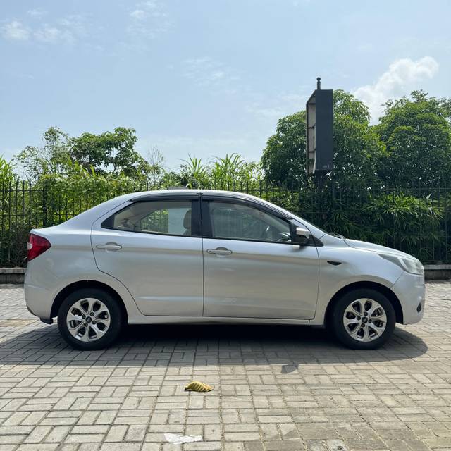 https://images10.gaadi.com/usedcar_image/4111898/original/858d6d4b8bda653c4dc99ee22114f681.jpg?imwidth=6401