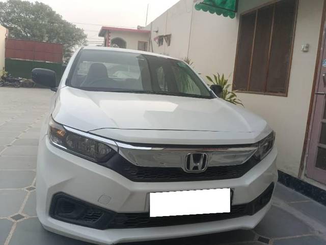 https://images10.gaadi.com/usedcar_image/4112029/original/processed_d4347bf2-33f9-41c9-bf74-29e3655cd695.jpg?imwidth=6400