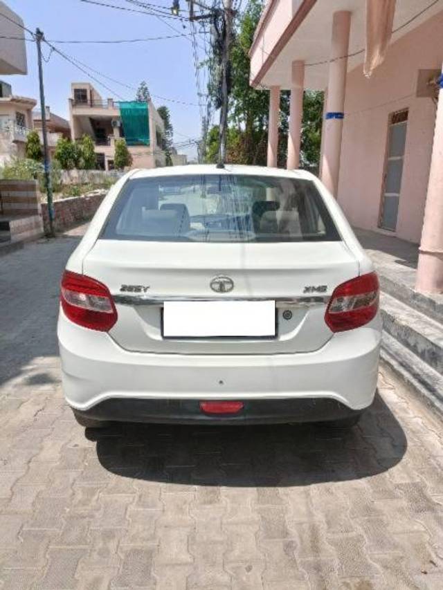 https://images10.gaadi.com/usedcar_image/4112210/original/processed_126e15e1-1c99-4b40-9c30-2859bbaeb73d.jpg?imwidth=6402