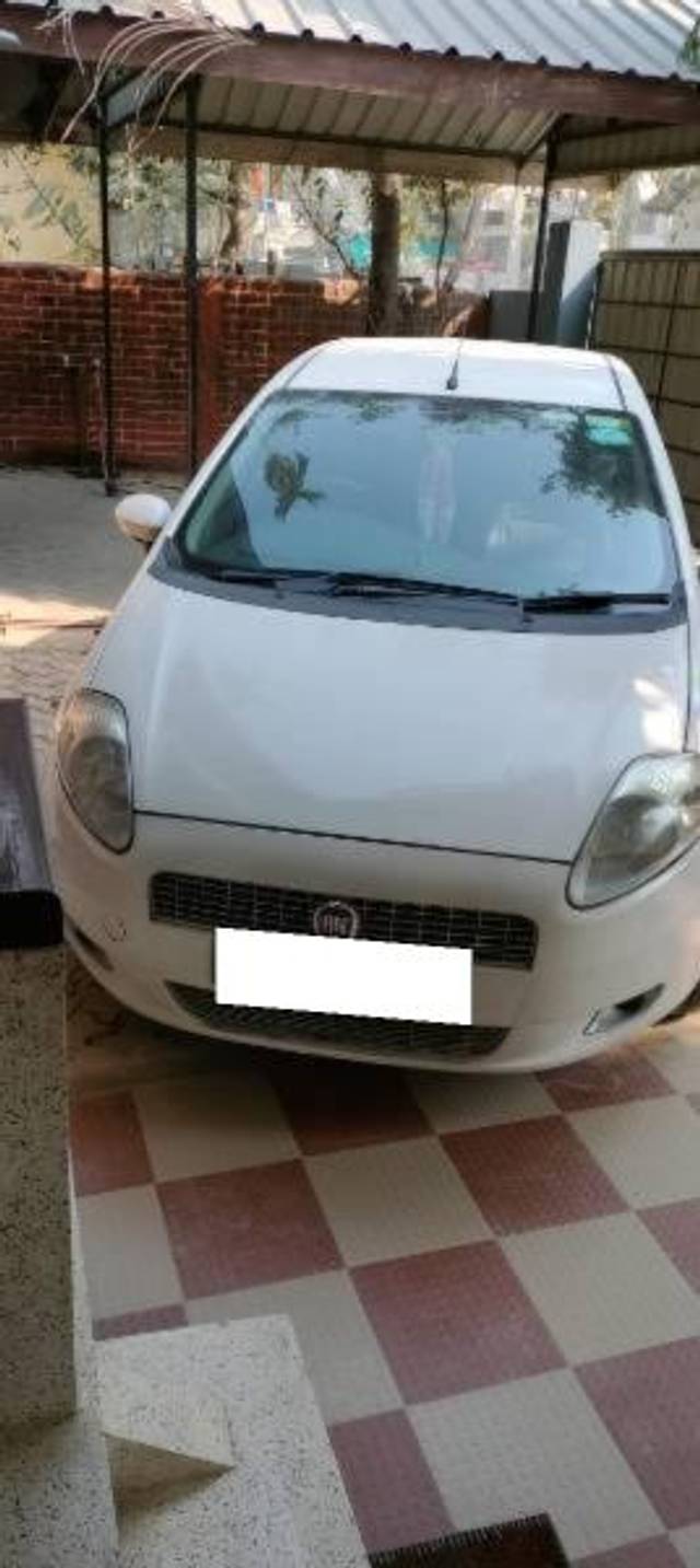 https://images10.gaadi.com/usedcar_image/4112285/original/processed_dbf2fb63-0ec7-4259-89c9-450f7a236d07.jpg?imwidth=6402