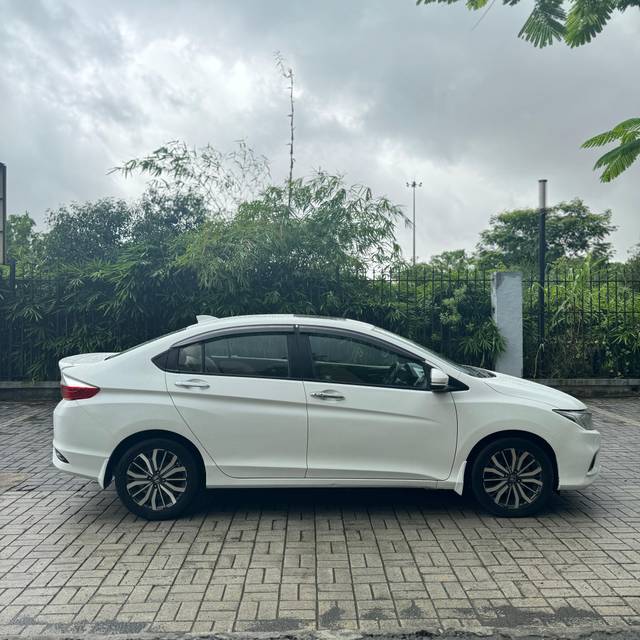 https://images10.gaadi.com/usedcar_image/4112801/original/406aea321b95e69d8954af848d03229a.jpg?imwidth=6401