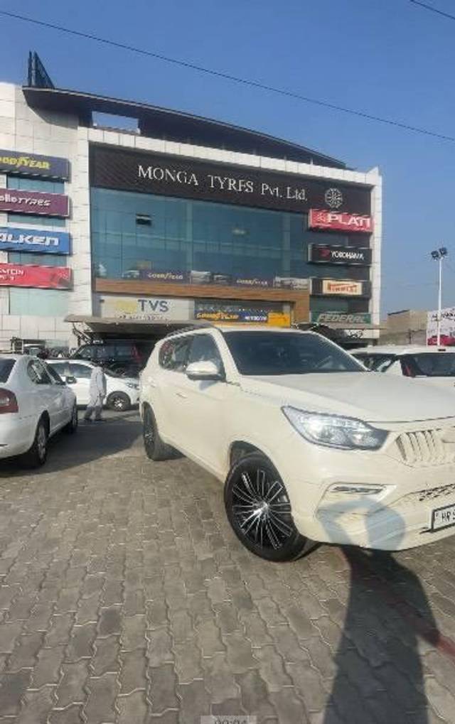 https://images10.gaadi.com/usedcar_image/4112841/original/processed_29f0c987-2c24-4e35-905e-3d18cd16cf72.jpeg?imwidth=6402