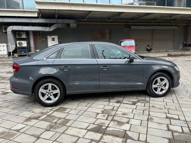 https://images10.gaadi.com/usedcar_image/4112903/original/43bc8a874ea549bf6a6956983849e182.jpg?imwidth=6401