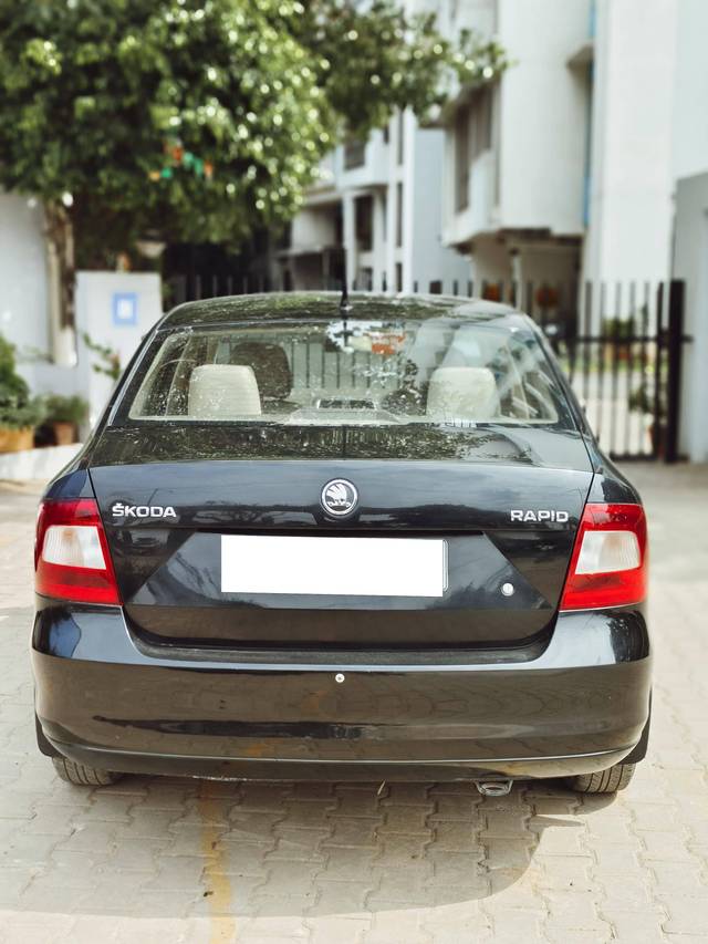 https://images10.gaadi.com/usedcar_image/4113064/original/processed_553d7a3d950af585aaf7bab1a2123023.jpg?imwidth=6402