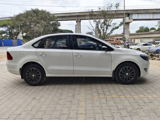 https://images10.gaadi.com/usedcar_image/4113066/original/3799d19eb48442f0ffbd0a8c05f87b1a.jpg?imwidth=6401