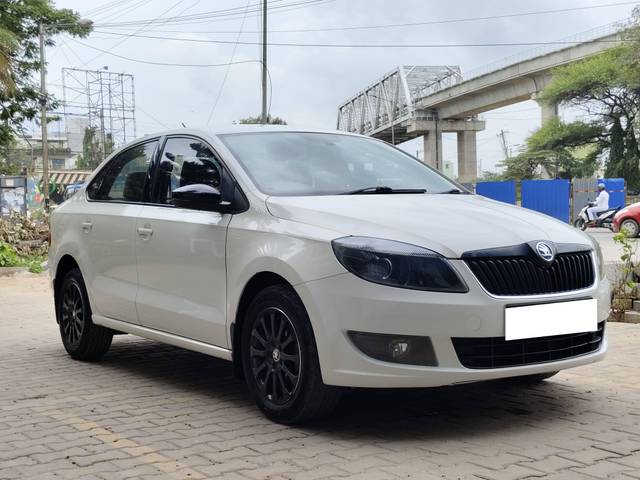 https://images10.gaadi.com/usedcar_image/4113066/original/processed_a01f4bb68f03669da2ff3cecab975155.jpg?imwidth=6400