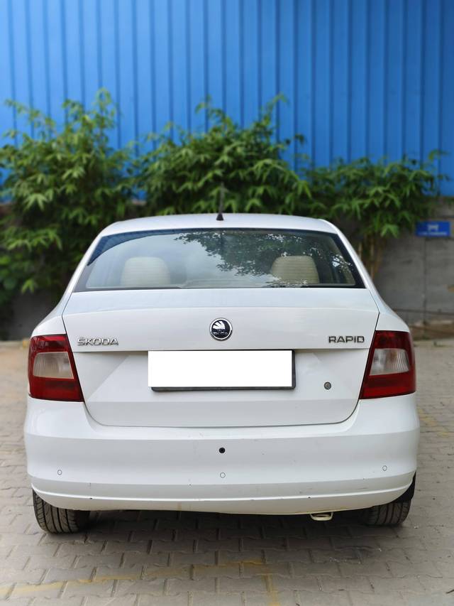 https://images10.gaadi.com/usedcar_image/4113066/original/processed_e5d5e1b44bbd28df3bb8e8217c584f6b.jpg?imwidth=6402