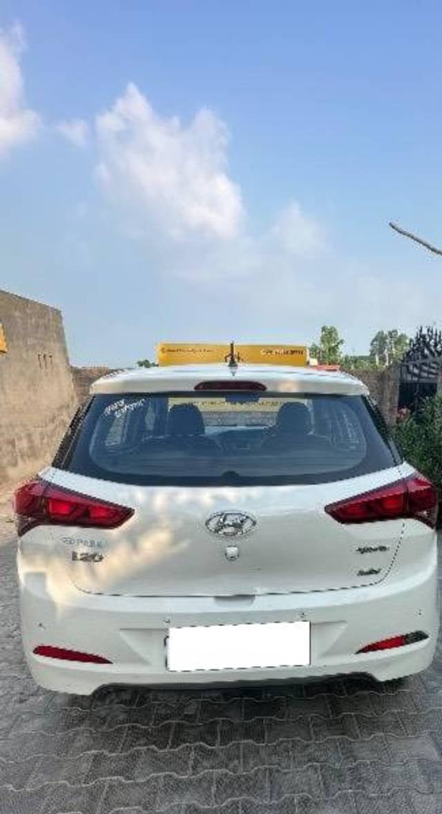 https://images10.gaadi.com/usedcar_image/4113162/original/processed_fd8fefc5-f719-4edb-8a98-b2f56794d7dd.jpeg?imwidth=6401