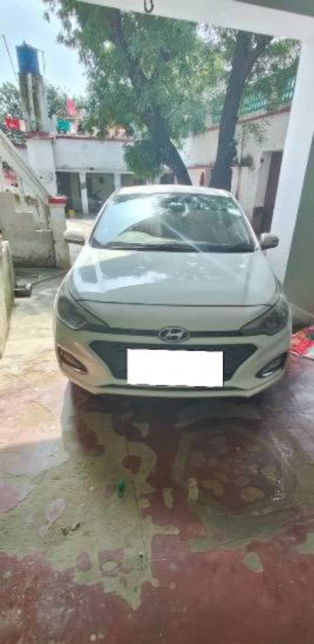 https://images10.gaadi.com/usedcar_image/4113908/original/processed_b0d6cb25-28ea-464d-8dae-03ea34d24b08.jpeg?imwidth=6402