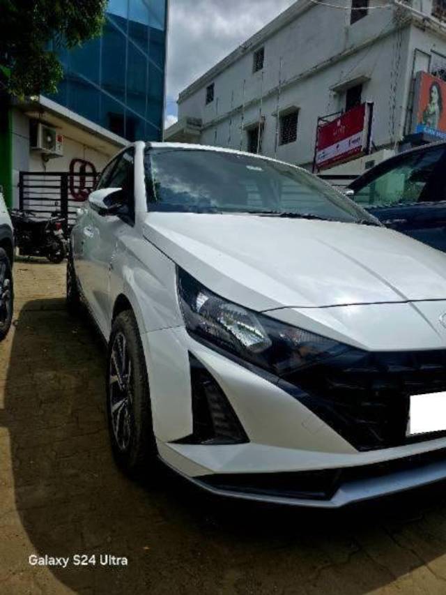 https://images10.gaadi.com/usedcar_image/4114128/original/processed_processed_e947ee33-cf37-42fc-aa6c-9cc8f3f2f969.jpg?imwidth=6400