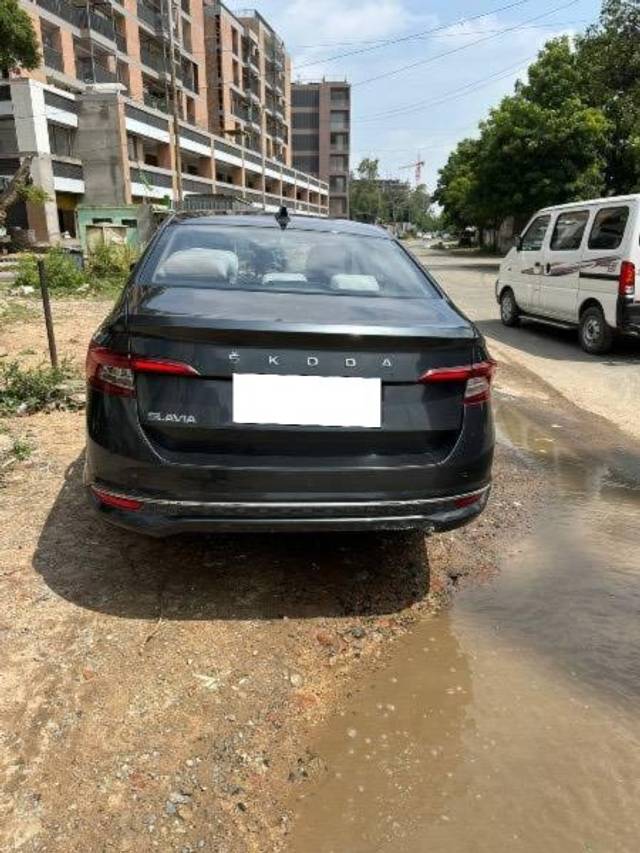 https://images10.gaadi.com/usedcar_image/4114381/original/processed_28e5d90c-1ad5-4035-a478-98bcd807f56b.jpg?imwidth=6401