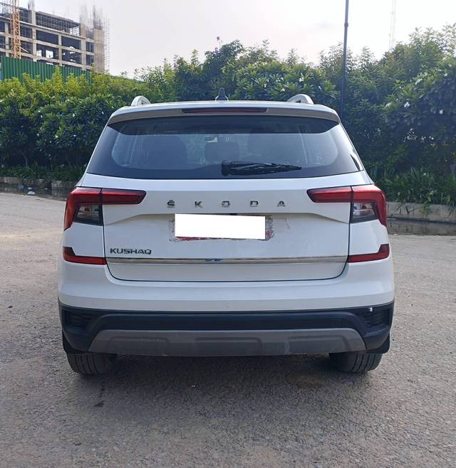 https://images10.gaadi.com/usedcar_image/4115034/original/processed_8af05f279ad13ff21dd46cdde9b2953d.jpg?imwidth=6401