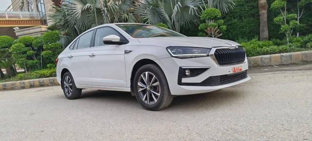 https://images10.gaadi.com/usedcar_image/4115052/original/processed_e4c777562ca650e6a3444ec6d0482096.jpg?imwidth=6400