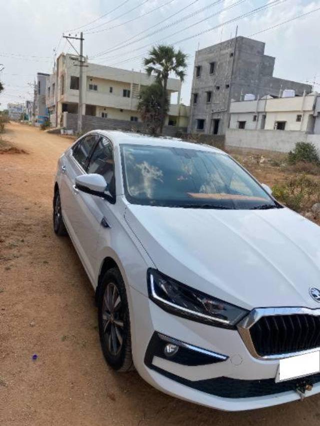 https://images10.gaadi.com/usedcar_image/4115190/original/processed_919bd7bc-c089-4029-9ef5-7f842fc7a8aa.JPG?imwidth=6400