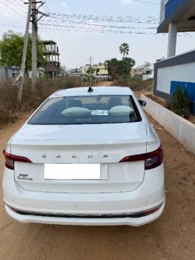 https://images10.gaadi.com/usedcar_image/4115190/original/processed_e3e66a00-dc7c-4160-950f-a49ed52a3dad.JPG?imwidth=6401