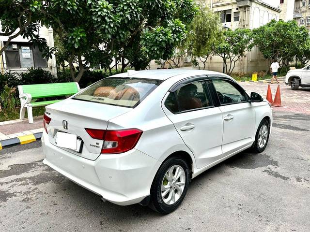 https://images10.gaadi.com/usedcar_image/4115568/original/processed_5ad2f8106a15989689a3f3706bfedb29.jpg?imwidth=6402