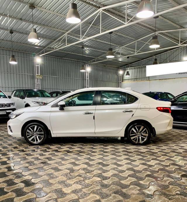 https://images10.gaadi.com/usedcar_image/4115843/original/processed_2566b86a79fca81059e58fc422ffa506.jpg?imwidth=6402