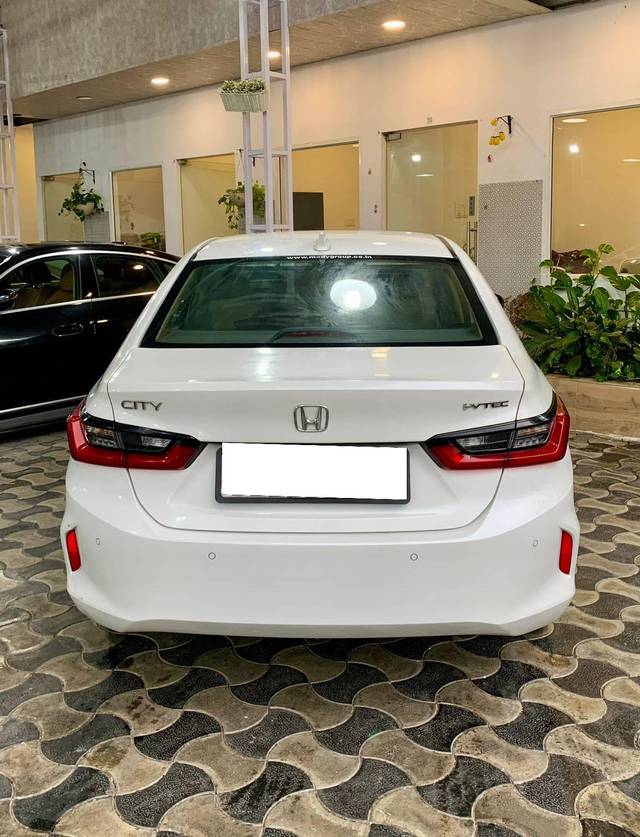 https://images10.gaadi.com/usedcar_image/4115843/original/processed_e3dd581af62a74d9d84273c90f170fe0.jpg?imwidth=6401