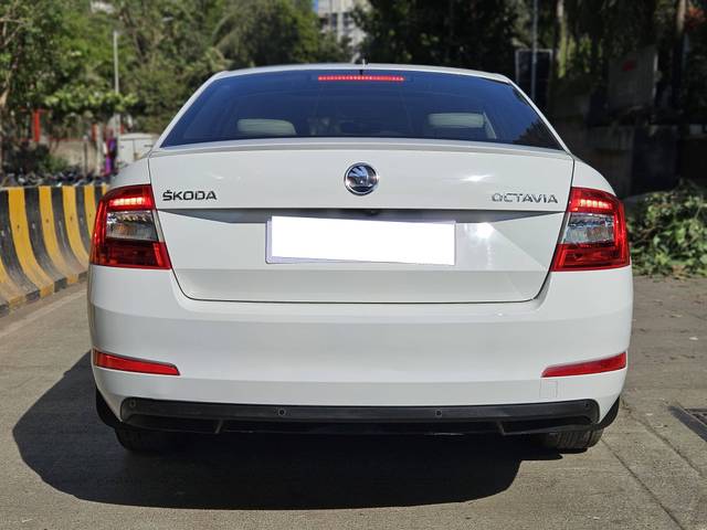 https://images10.gaadi.com/usedcar_image/4116084/original/processed_774439179ec671d67f3ff18f593e062e.jpg?imwidth=6402