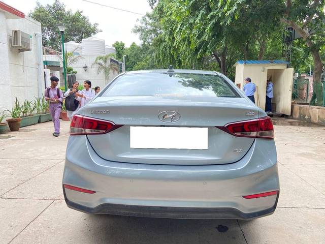 https://images10.gaadi.com/usedcar_image/4116602/original/processed_1a21a3e6a8d0e4104980ba0e32ee9a7f.jpeg?imwidth=6402