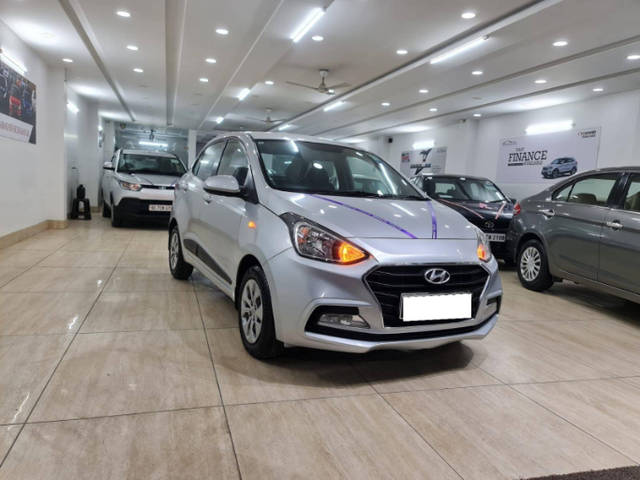 https://images10.gaadi.com/usedcar_image/4116962/original/0881065ab0468fbaa5f4fd376ef2ad18.png?imwidth=6401