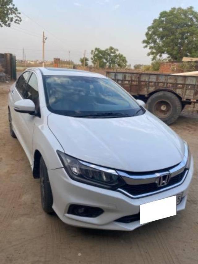 https://images10.gaadi.com/usedcar_image/4117300/original/processed_f90985fd-0f7e-4d7d-86e6-49b5a00ff07f.jpeg?imwidth=6400