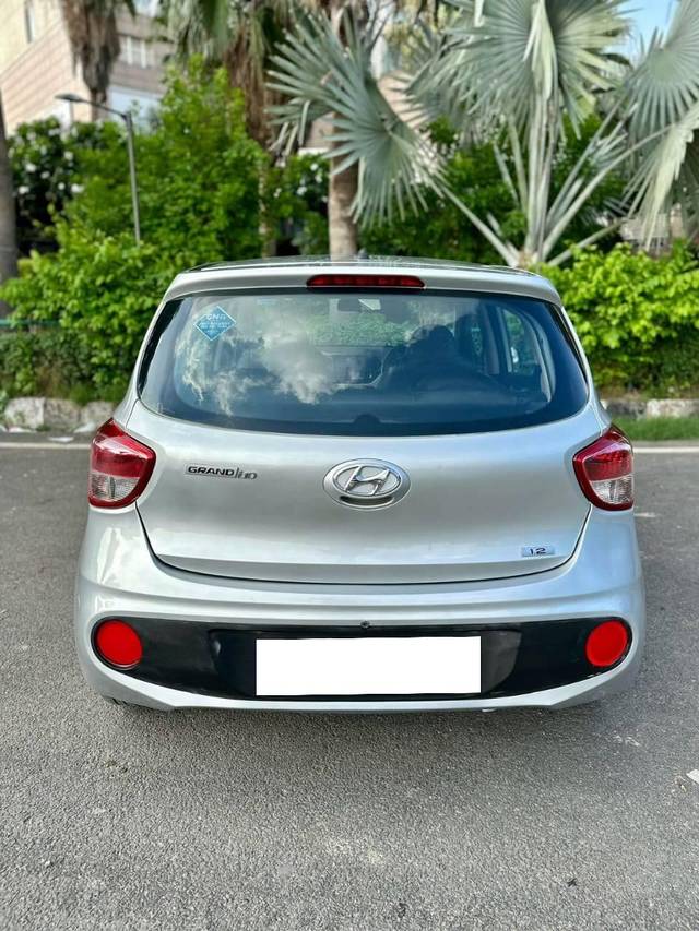 https://images10.gaadi.com/usedcar_image/4118399/original/processed_e2625604fac5aa339ac02f3e43eed4e4.jpg?imwidth=6402