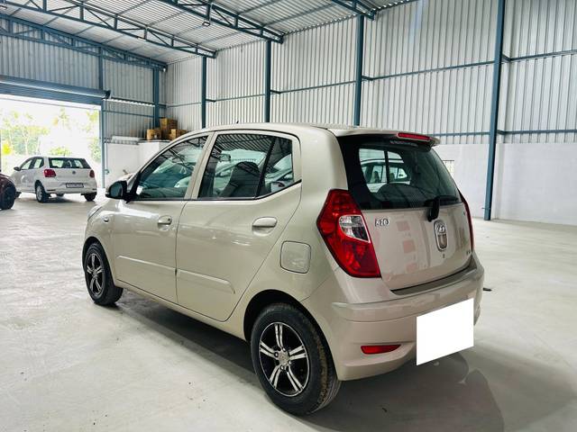 https://images10.gaadi.com/usedcar_image/4120305/original/processed_d9b331a406d21f7e56cc963f110b5336.jpg?imwidth=6402