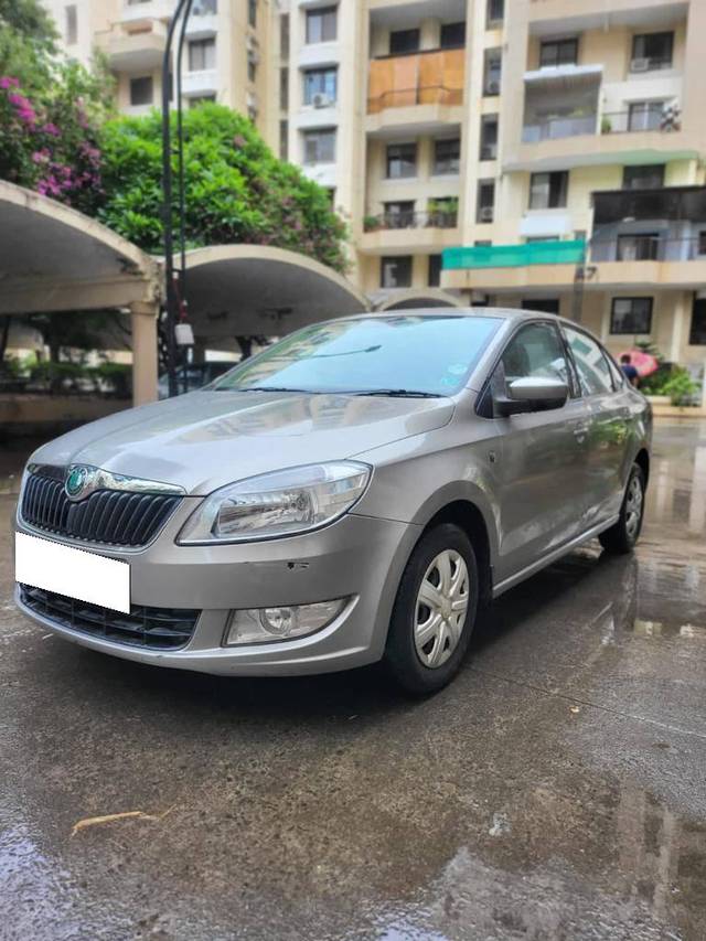 https://images10.gaadi.com/usedcar_image/4120933/original/processed_413c213cd1cf3ddc729a14566aa942bf.jpg?imwidth=6402