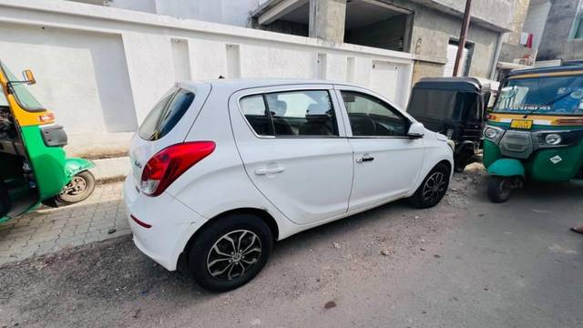 https://images10.gaadi.com/usedcar_image/4120960/original/processed_ed85da31-bc49-4cf3-8629-ba10e275a0cb.jpg?imwidth=6400