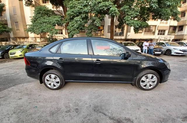 https://images10.gaadi.com/usedcar_image/4121410/original/processed_2d43fd11d70c75ee30952113fb858b07.jpeg?imwidth=6402